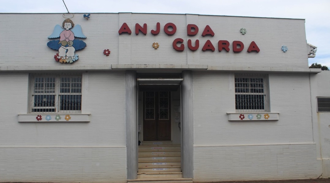 Crianças sorrindo e celebrando na Escola Anjo da Guarda