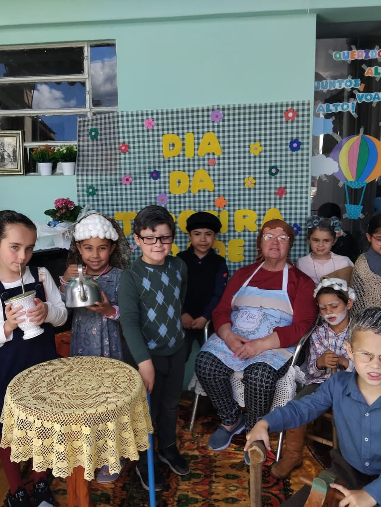 Foto de crianças e idosos durante o evento do Dia da Terceira Idade